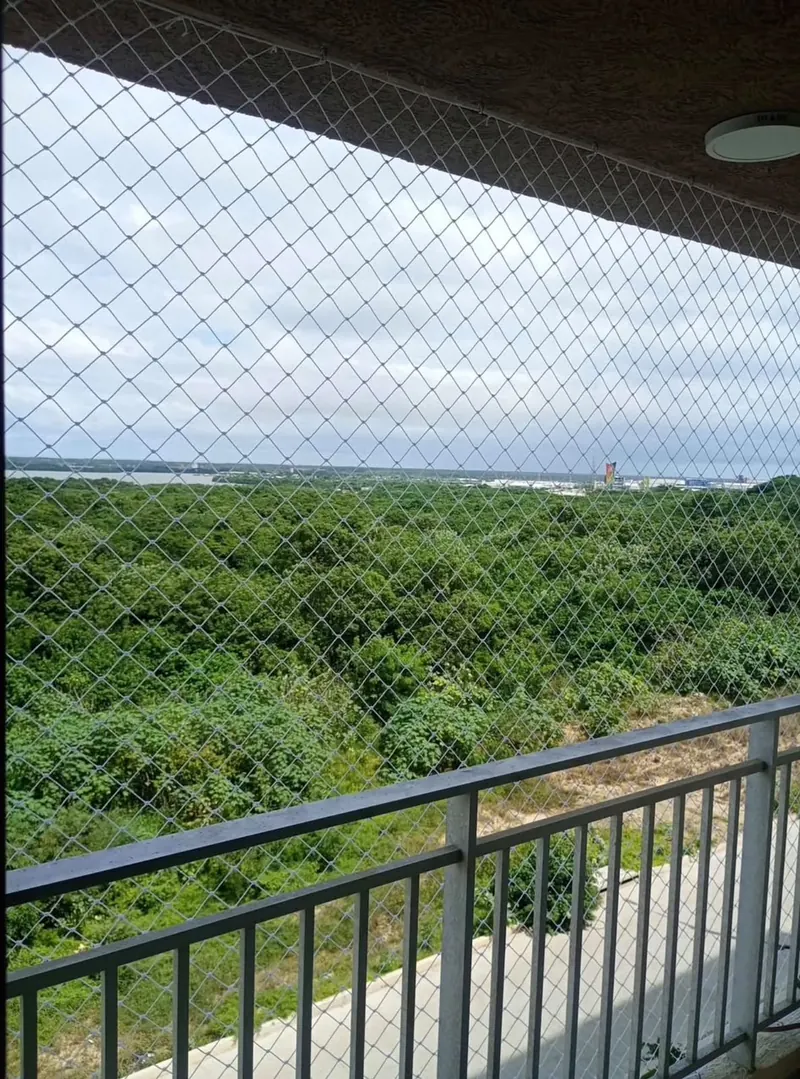 Balcón con malla y vista a zona verde