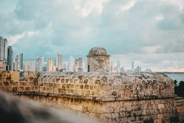 Murallas de Cartagena con los edificios de Bocagrande al fondo