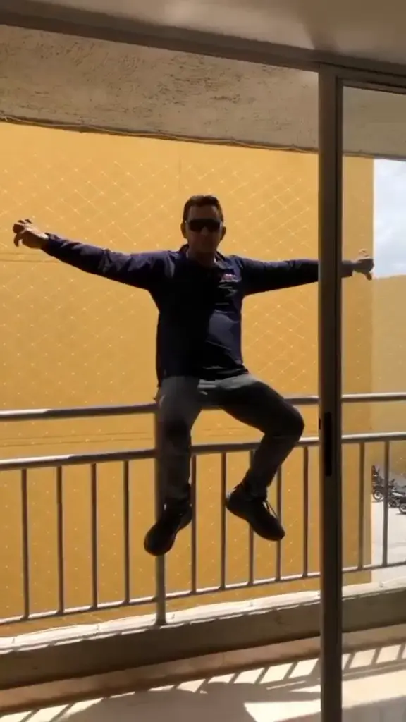 Instalador sentado sobre una malla de seguridad en prueba de resistencia
