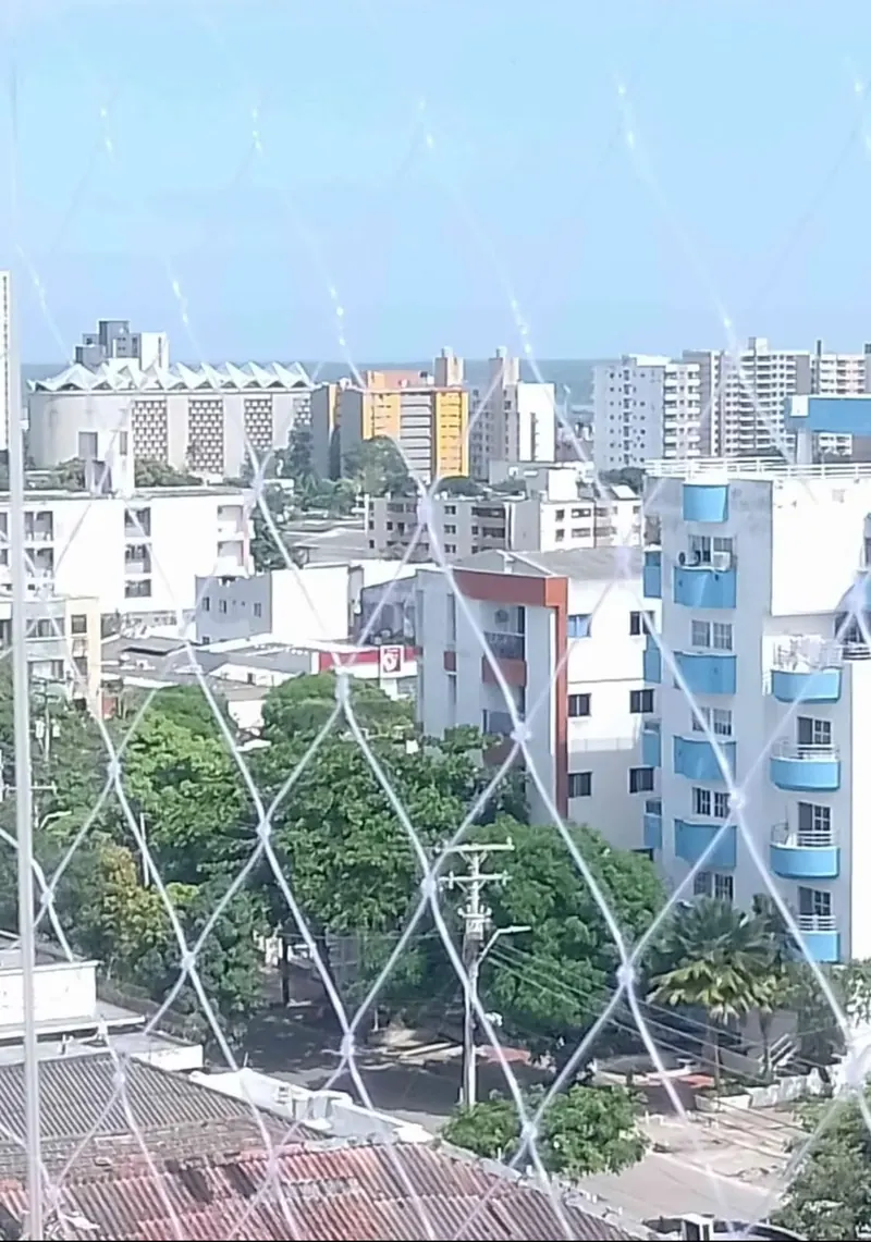 Vista de la ciudad a través de una malla de seguridad